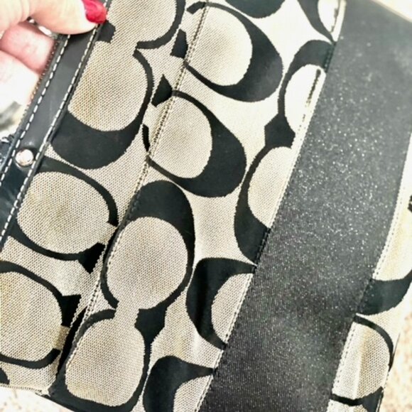 Vintage Coach Authentic Black and Tan Traditional Shoulder Bag (C Logo) - Picture 4 of 4